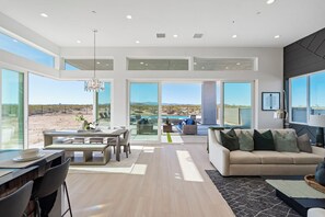 Smart TV, chimenea, tenis de mesa y libros 