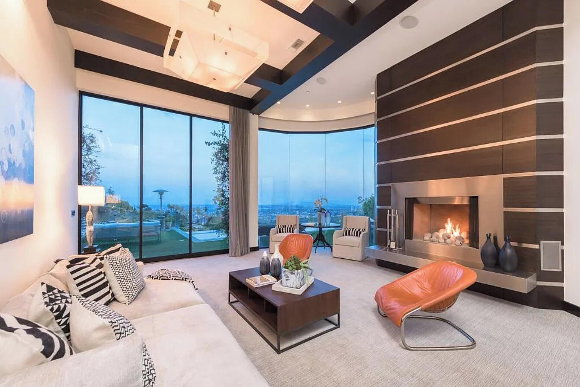 TV connectée, cheminée, espaces bureaux