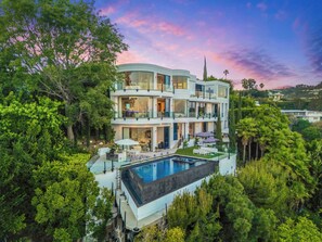 Exterior - Beverly Crest: Ultra-Private BH Retreat w/ Infinity Pool & Skyline Vistas (Beverly Hills)