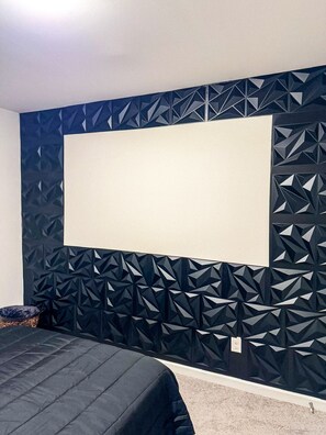 3 bedrooms, iron/ironing board, WiFi, bed sheets - Luxury Modern Retreat w/ Sauna & Garage Gym (Union City)