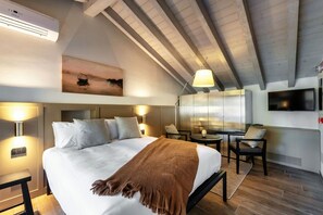 A modern hotel room with a large bed, bedside lamps, a mounted TV, and a ceiling fan. - HH - Suite Diletta - MyHomeinComo (Argegno)