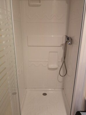 Bathroom - To rent mobil home 6 persons in campsite 3* le PARC des ALLAIS in TROGUES 37220 (Trogues)