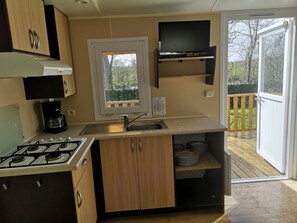 Fridge, microwave, stovetop, coffee/tea maker - To rent mobil home 6 persons in campsite 3* le PARC des ALLAIS in TROGUES 37220 (Trogues)