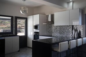 Private kitchen - Mythique Pool Residence - Oia Santorini (Oia)
