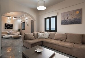 Living area - Mythique Pool Residence - Oia Santorini (Oia)