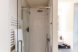 Regadera, bidet, shampoo 