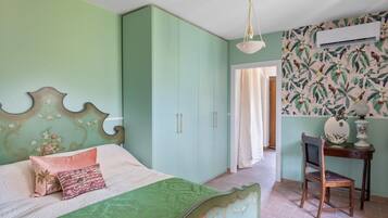 4 bedrooms, iron/ironing board