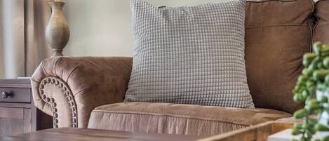 Condo, varias camas, patio, vista al jardín (Premiere Pointe) | Área de sala de estar