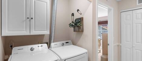 คอนโด, หลายเตียง, ลานระเบียง, วิวสวน (Premiere Pointe) | บริการซักรีด