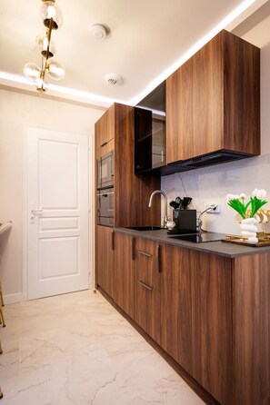 Coffee/tea maker, fridge, microwave, electric kettle - Magnifique studio Montmartre – Clim & Jacuzzi (Paris)