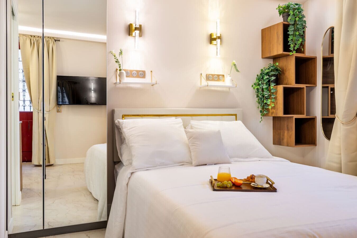 Escritorio, tabla de planchar con plancha, cuna de viaje y wifi 