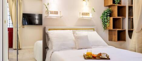 Escritorio, tabla de planchar con plancha, cuna de viaje y wifi