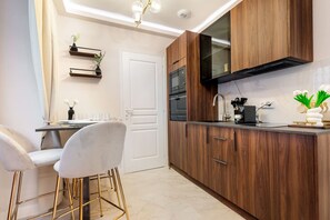 Kühlschrank, Mikrowelle, Wasserkocher mit Kaffee-/Teezubehör