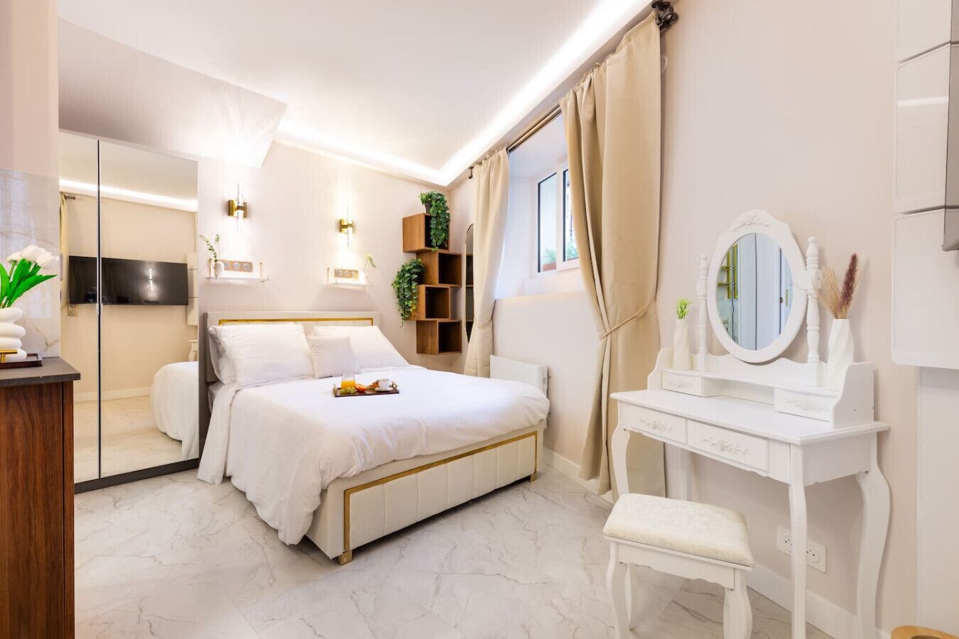 Bureau, fer et planche à repasser, lit parapluie, Wi-Fi