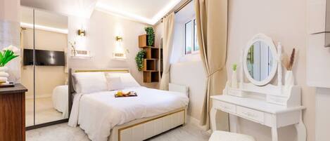 Bureau, fer et planche à repasser, lit parapluie, Wi-Fi