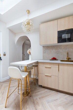 Dining - Magnifique 3 chambres 3 SDE - Clim, & Jacuzzi (Paris)