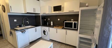 Kjøleskap, mikrobølgeovn, ovn og kokeplater