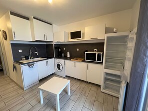 Fridge, microwave, oven, stovetop - Studio port Leucate Sea view and pontoon, beachfront (Leucate)