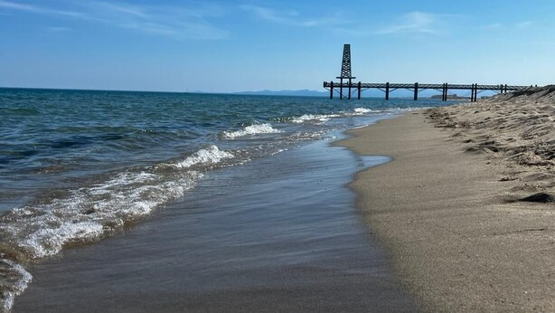 A beach with a pier extending into the water. - Studio port Leucate, first line beach (Leucate)