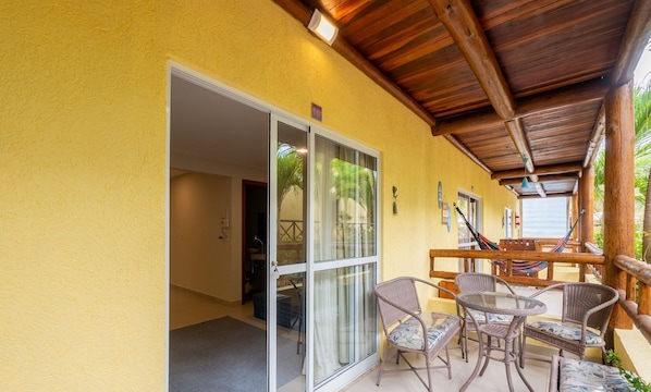 Basic Apartment | Outdoor dining
