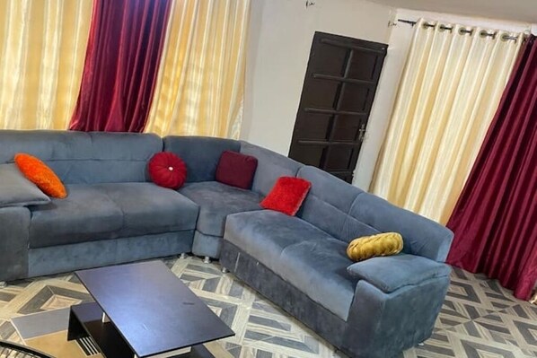 Living area - Cosy 1-Bedroom Furnished Flat in Bashorun – Your Peaceful Ibadan Retreat (Ibadan)
