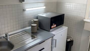 Kühlschrank, Mikrowelle, Wasserkocher mit Kaffee-/Teezubehör