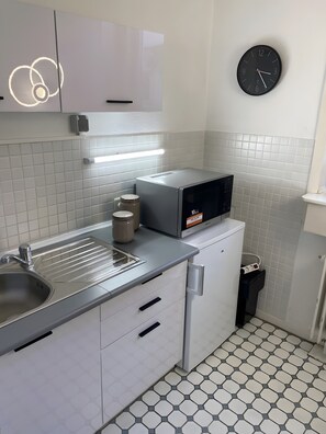 Kühlschrank, Mikrowelle, Wasserkocher mit Kaffee-/Teezubehör