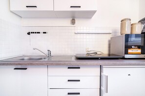 Kühlschrank, Mikrowelle, Wasserkocher mit Kaffee-/Teezubehör