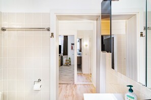 Chuveiro, toalhas de banho