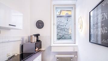 Réfrigérateur, micro-ondes, cafetiÚre/bouilloire, bouilloire électrique