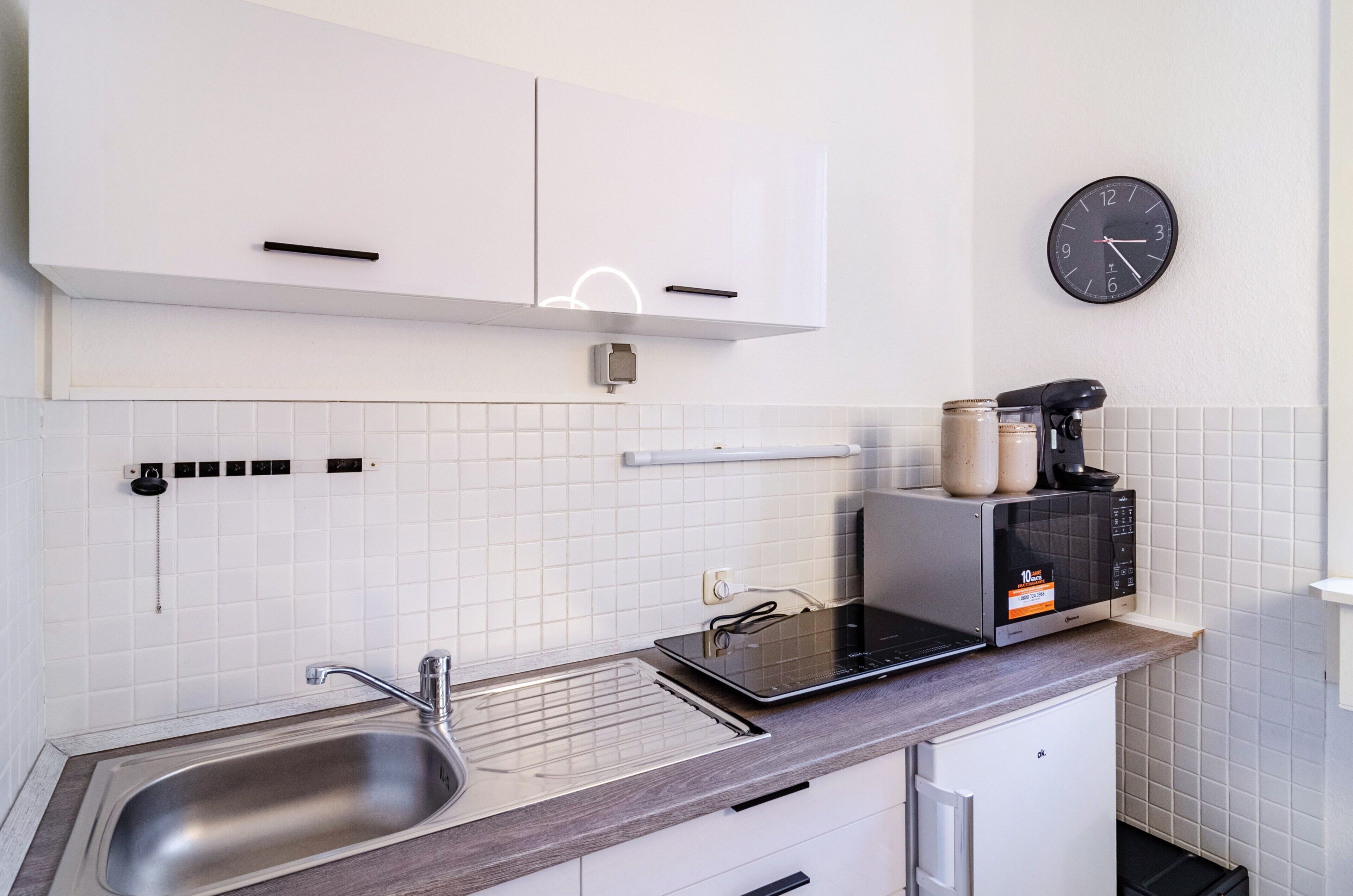 Réfrigérateur, micro-ondes, cafetière/bouilloire, bouilloire électrique