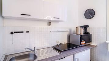 Réfrigérateur, micro-ondes, cafetiÚre/bouilloire, bouilloire électrique