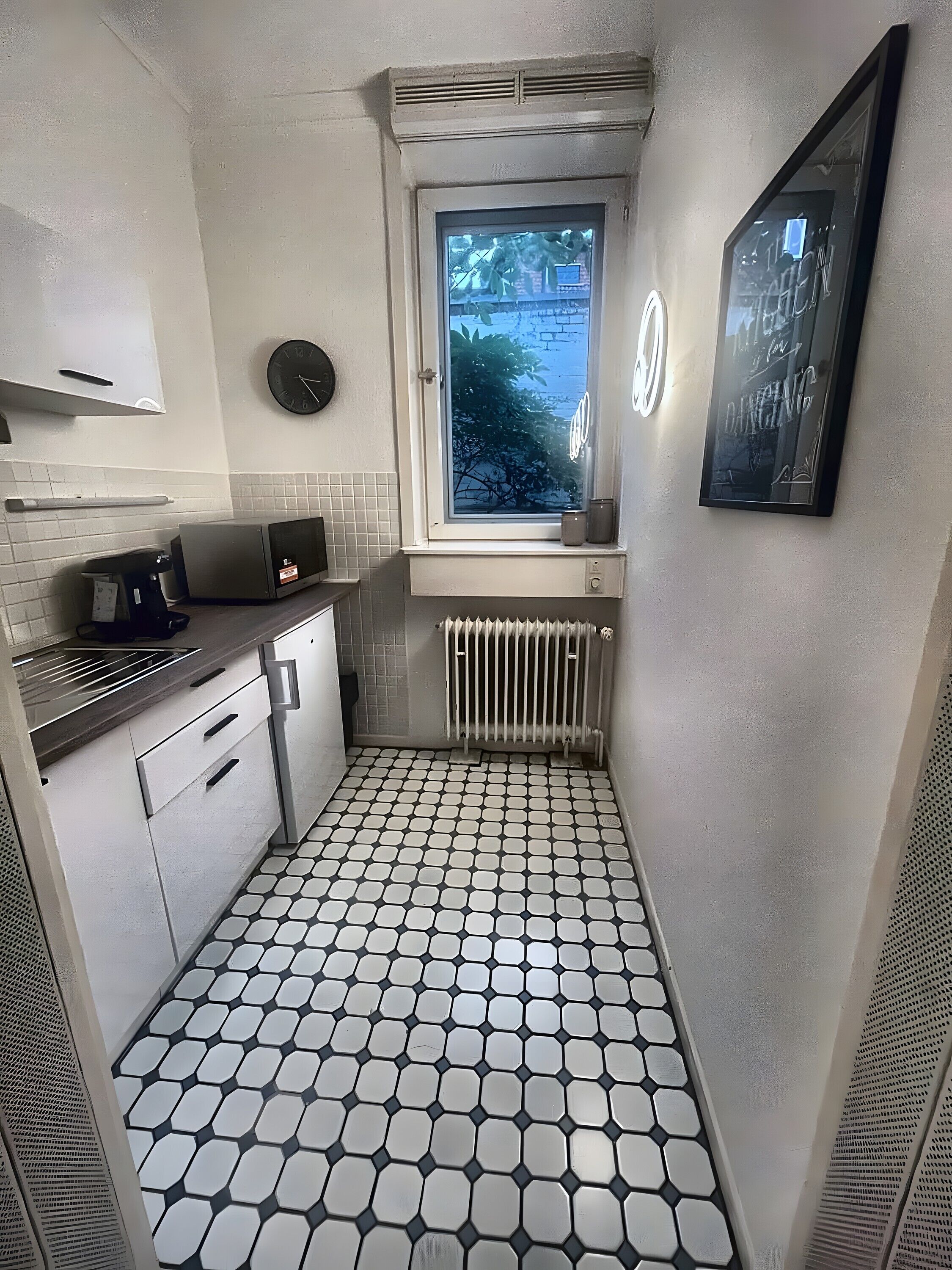 Refrigerador, microondas, cafetera/tetera, tetera/pava eléctrica