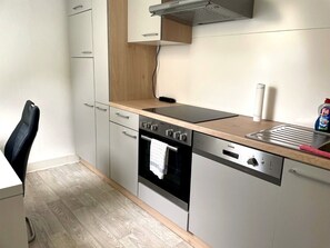 Een koelkast, een magnetron, een oven, een kookplaat