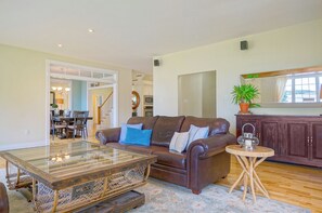 Smart TV, chimenea, libros y estéreo 