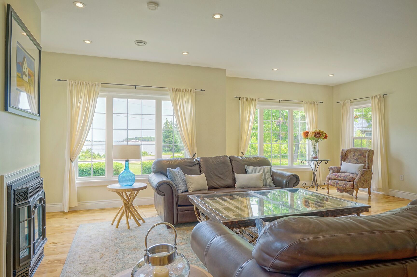 TV connectée, cheminée, livres, chaîne hi-fi