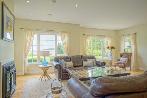 Harbourview Retreat - Waterview Luxury Home Steps from the Inn at Bay Fortune