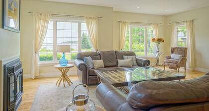 Harbourview Retreat - Waterview Luxury Home Steps from the Inn at Bay Fortune