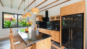 Kühlschrank, Mikrowelle, Herdplatte, Toaster