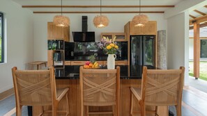 Réfrigérateur, four à micro-ondes, surface de cuisson, grille-pain