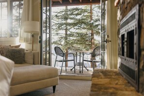 Televisión y chimenea 