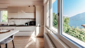 Een moderne keuken met uitzicht op een meer.