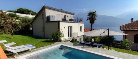 Een verwarmd zwembad