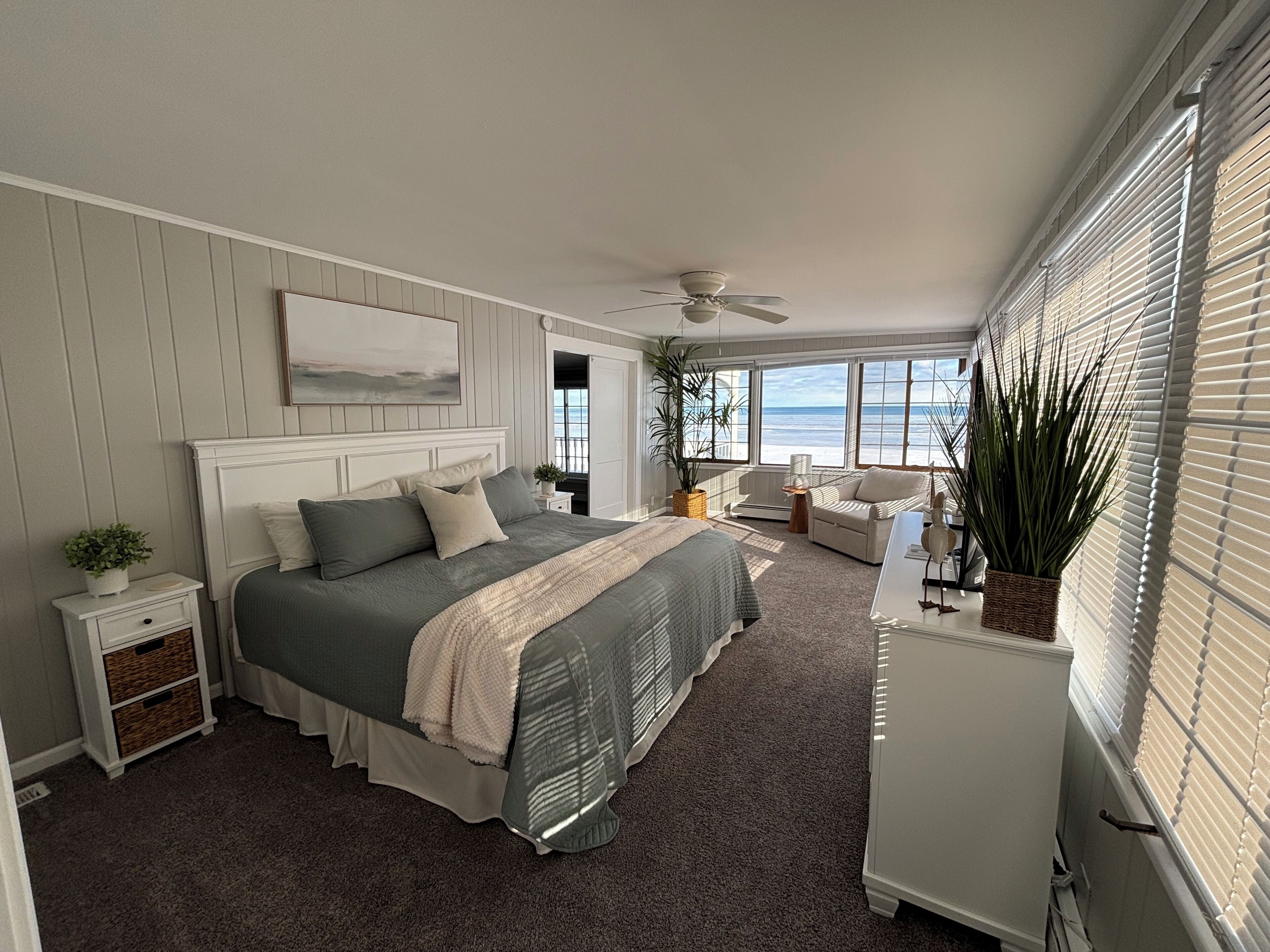 Fer et planche à repasser, lit parapluie, Wi-Fi gratuit, draps fournis