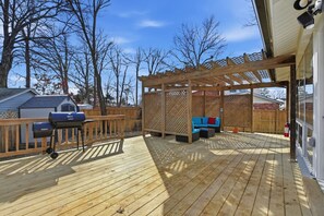 Terrace/patio - Freshly Renovated Alexandria Home • Close to DC & Old Town Charm (Alexandria)