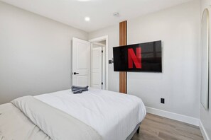 Desk, iron/ironing board, travel cot, WiFi - Freshly Renovated Alexandria Home • Close to DC & Old Town Charm (Alexandria)