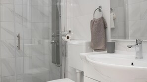 Shower, towels - Holiday home Rozara by Villas Guide (Primošten)