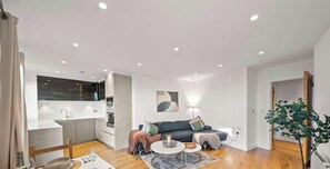 Een modern appartement met keuken, woongedeelte en een eethoek.