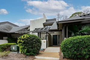 Exterior - Tennismaster 2BR Villa in Shipyard | Walk to Coligny Beach & Dining (Hilton Head Island)