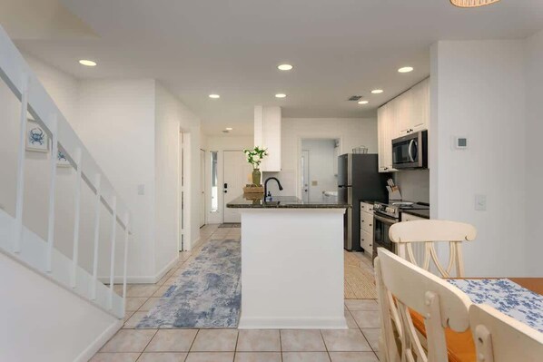 Fridge, microwave, stovetop, dishwasher - Tennismaster 2BR Villa in Shipyard | Walk to Coligny Beach & Dining (Hilton Head Island)